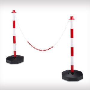 Postes con base rellenable y cadenas para separar y mantener sistancia de seguridad